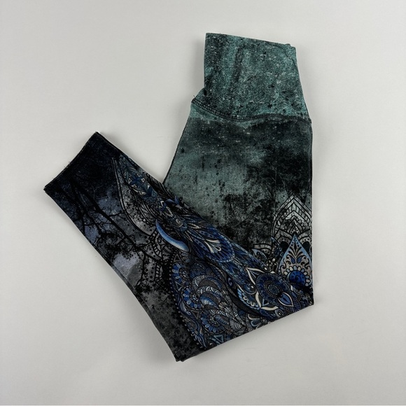 Leggings Womens Green Elephant Scene Crop - Picture 1 of 9